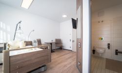 alma-Domizil-Mittenwald-Einzelzimmer mit Blick ins Badezimmer